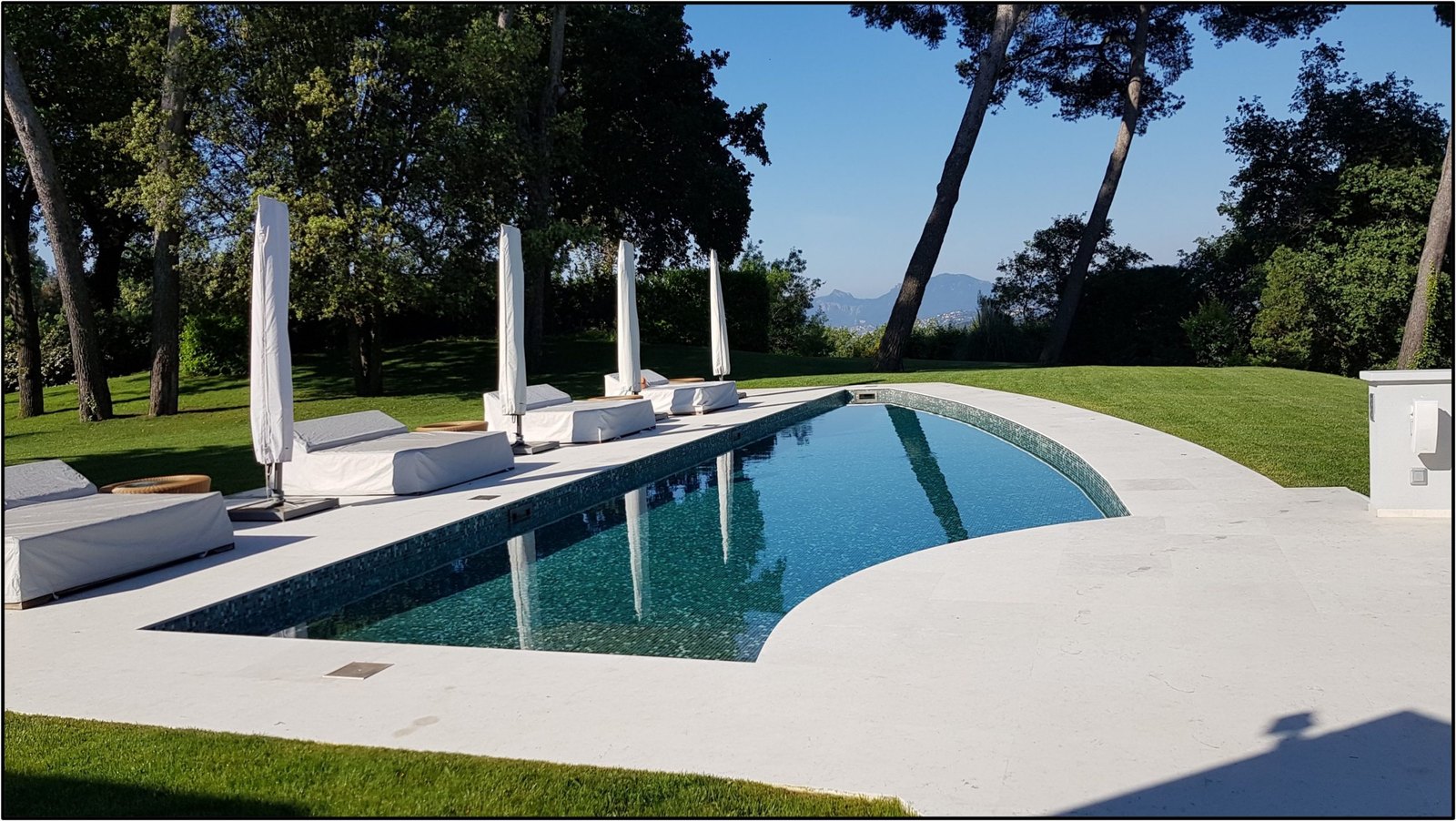 Villa contemporaine et bassin, Mougins