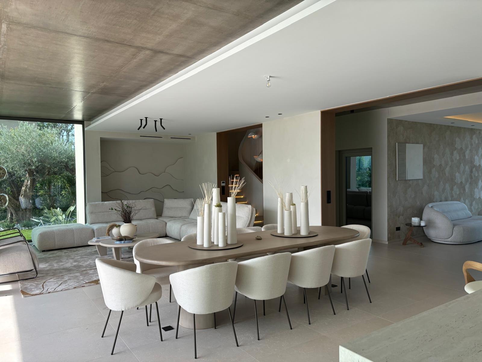 Séjour et salle à manger ouverts sur le jardin, Sainte-Maxime