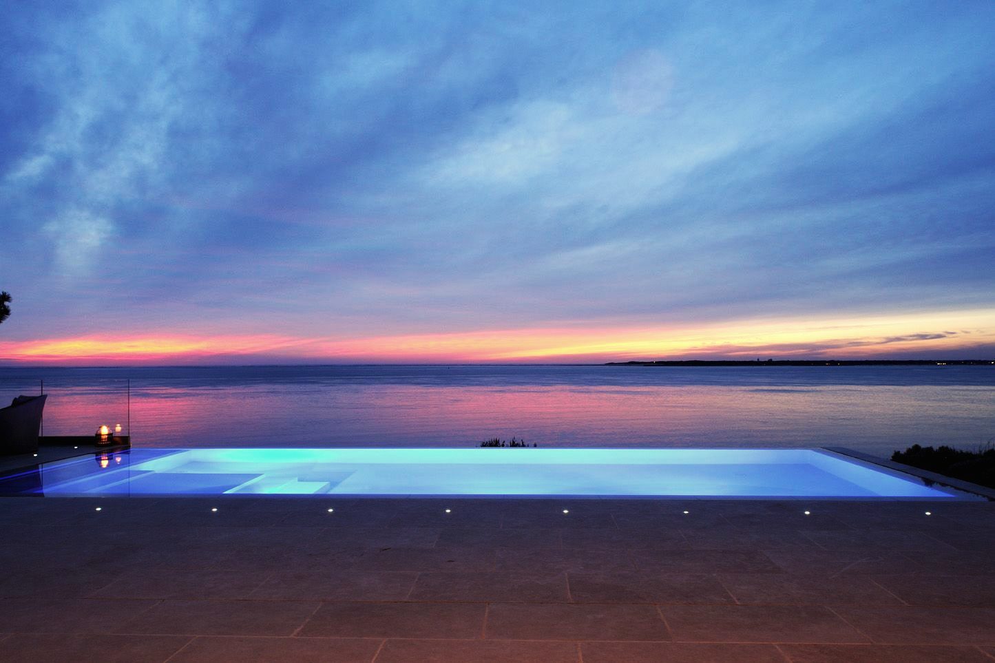 Piscine à débordement au crépuscule
