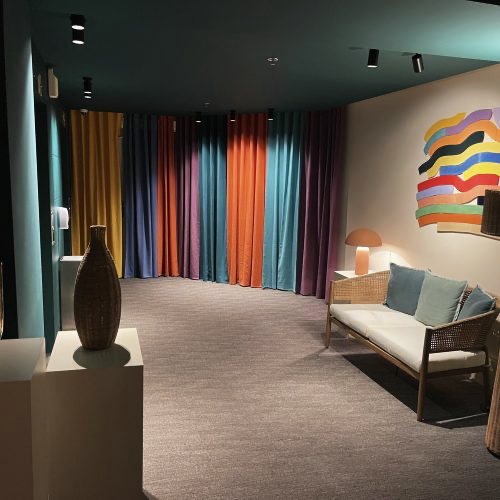 Salon aux tentures colorées et mobilier sur mesure