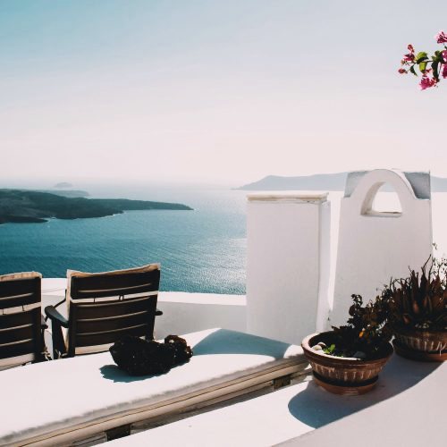 Terrasse en surplomb, vue sur la mer